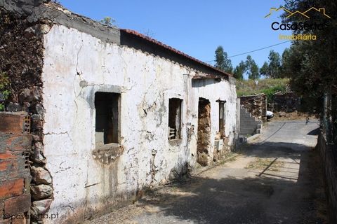 House to recover located in the heart of Portugal, in the village of Vila de Rei.It is located in a very quiet, sunny area with good accessibility. Whether to create a holiday getaway, for housing or even for investment, this opportunity is for you!