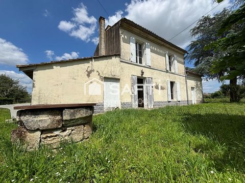 Maison en pierre à rénover, sur un terrain de 8 000 m², nichée dans un environnement paisible.