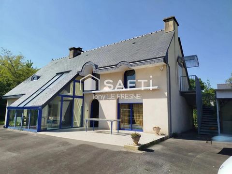 Magnifique maison contemporaine, de 151m2 avec ses 4 chambres sur son terrain de 799m2 clos. A l'étage un appartement est louable indépendamment.