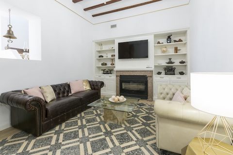 A tan solo 10 minutos en coche de Gandía, se encuentra esta preciosa casa ubicada en Bellreguard, un pintoresco pueblo donde podrán disfrutar de la vida mediterránea y se sumergirán en la cultura local desde el momento en que llegues. La casa ofrece ...