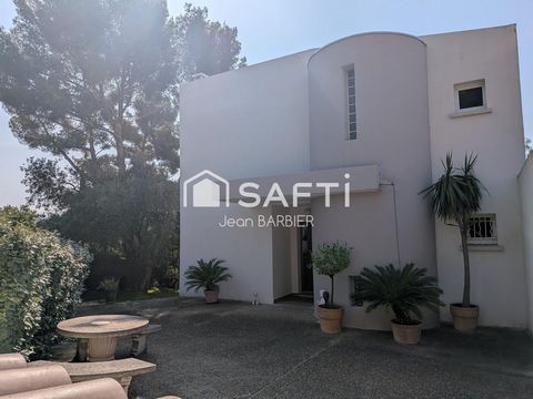 Dans une résidence sécurisée avec piscine et tennis, maison d'architecte de 193m² exposée Sud sur une parcelle de 430m²