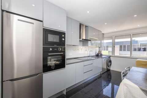Descubra este encantador apartamento T2 no Feijó, totalmente renovado e pronto a habitar. Este imóvel de 75m² combina conforto e modernidade, ideal para quem procura um lar acolhedor e funcional. O apartamento dispõe de uma sala luminosa, dois quarto...