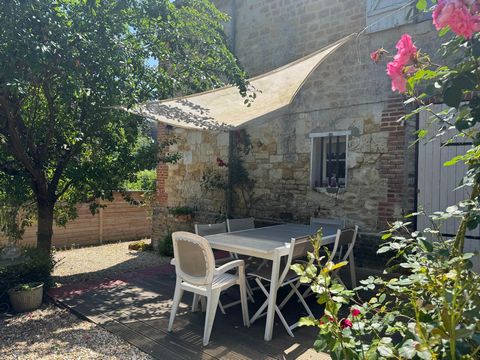 Située à 12 min à l'Ouest de Lisieux, très beau potentiel pour cette maison en pierre, avec grandes dépendances.