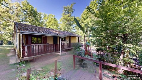 maison et dépendances dans un écrin de verdure