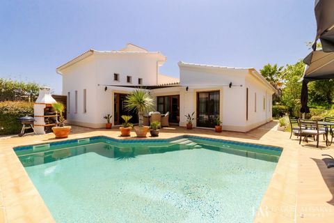 Apresentamos esta encantadora moradia de três quartos, localizada no prestigiado resort Alma Verde, rodeada por um belíssimo jardim e equipada com uma convidativa piscina aquecida. Esta propriedade, impecavelmente preservada, oferece uma combinação p...