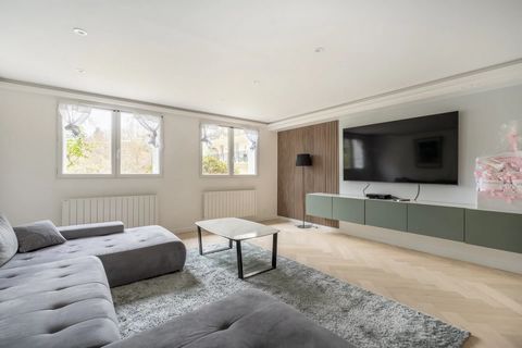 Dans une copropriété entretenue et avec gardien, découvrez cet appartement en rez-de-chaussée de 83m², entièrement rénové avec goût. Dès l’entrée, vous serez charmé par la spacieuse pièce de vie, dotée d’un élégant parquet, qui s’ouvre sur une cuisin...