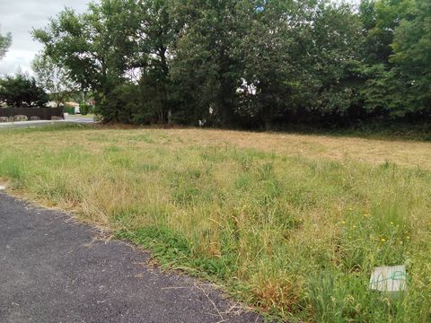 Terrain constructible de 398 m² à Fontcouverte (17100)