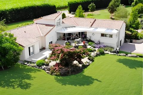 Superbe maison d'architecte de 318m² habitables sur 20 000m² de terrain
