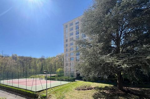 Au sein de la Résidence recherchée des 3 Forêts, proche des écoles, de la gare, des bus, des commerces de proximité, et de la forêt de Louveciennes, cet appartement d'environ 92 m2 est idéalement situé dans la résidence, il est très lumineux et calme...