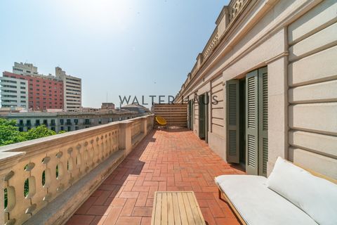 Exclusivo ático en venta de 141 m² construidos que incluyen una espectacular terraza privada de 46 m² está situado en la quinta planta de una finca regia recientemente reformada. La propiedad destaca por su orientación hacia Vía Laietana, generando u...
