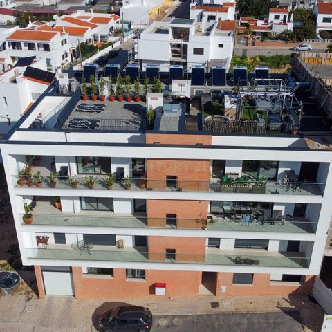 Apresentamos este apartamento T3 de construção recente, concluído em 2024, com uma área bruta de 212 m², situado numa zona calma e com excelente exposição solar, ideal para quem valoriza espaço, conforto e paisagens amplas. - Distribuição e Comodidad...