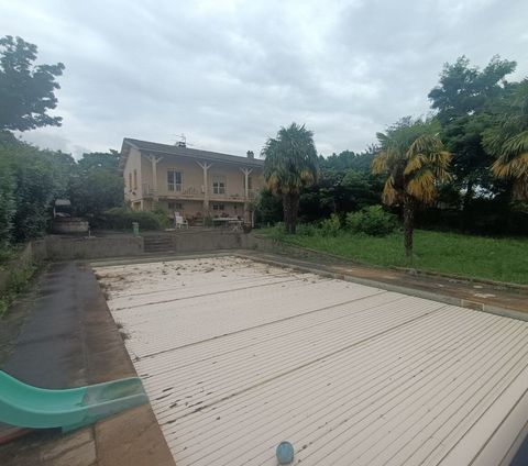 A SANCE PROCHE MACON EN BOURGOGNE MAISON 7 PIECES DE 140 M&#178; AVEC PISCINE BALCON ET TERRASSE SUR TERRAIN DE 2 381 M&#178;