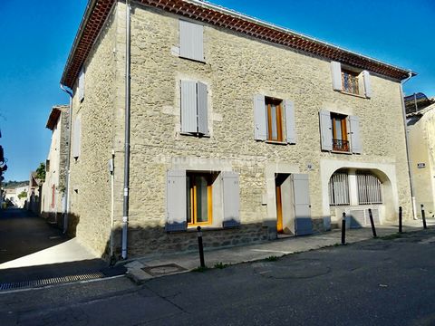 Immeuble de caractère en pierre, centre village et à deux pas des commerces et parkings, proche sortie autoroute Avignon-Sud, et gare TGV, comprenant : - Au rez de chaussée un local à usage professionnel ou commercial, libre, d'une surface de 70 m2 e...