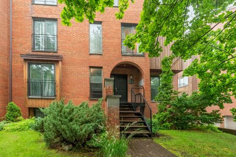 Superbe condo clé en main au coeur d'Ahuntsic! Unité de coin, située dans un secteur paisible et verdoyant, à deux pas du cégep, des parcs, des pistes cyclables et de tous les services. Vous y trouverez 2 chambres confortables, une aire de vie ouvert...