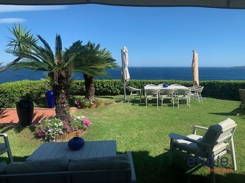 Ontdek deze schitterende traditionele woning op een van de meest gewilde adressen in Sainte-Maxime, met een spectaculair uitzicht op zee en hoogwaardige voorzieningen. Hoogtepunten van de villa: Panoramisch uitzicht op de Middellandse Zee, zichtbaar ...