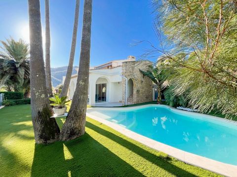Op slechts 7 minuten afstand van Mandelieu, mooi pand van 140 m2 genesteld in het hart van de Esterel met uitzicht op de Lerins-eilanden.Deze villa met 3 slaapkamers biedt op tuinniveau een woonkamer van 45 m2, een volledig uitgeruste keuken, 1 maste...