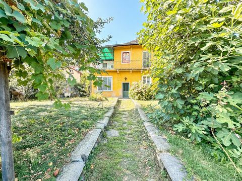 Dit huis te koop is gelegen in Trarego Viggiona en wordt gecompleteerd door een grote tuin, ideaal voor uw momenten van ontspanning. De woning, die gerenoveerd moet worden, bestaat uit: - Souterrain met kelderkamers; - Begane grond met entree, hal, w...