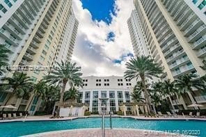 ***SELLER MOTIVATED*** Vacant. Easy to show! Short distance from the beach. Great golf course and city views. The building offers resort-style amenities, including a tennis court, gym, theatre, sauna, heated pool, billiard room, and more. Short dista...