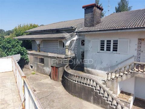 Excelente Moradia T4 com Anexos e Armazém | Vila Maior, Canedo Moradia espaçosa e versátil, ideal para habitação própria, investimento ou para quem procura conciliar casa e negócio no mesmo espaço! Área total de construção: 574 m  Área do terreno: 3....