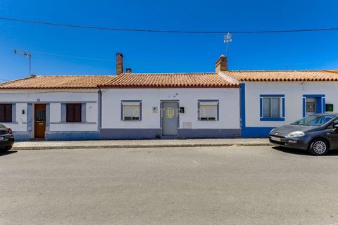 Moradia T2+T1 Remodelada com Terraço, Garagem e Potencial para Piscina Próximo da Costa Vicentina. Apresentamos esta moradia remodelada e pronta a habitar, com 100 m² de área bruta de construção, inserida em terreno de 134 m², localizada a apenas 40 ...
