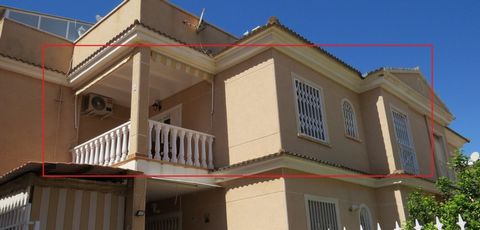 Gerenoveerd 2-slaapkamer appartement met prive dakterras/solarium in La Zenia, Alicante op wandelafstand van het populaire zandstrand en het La Zenia Boulevard shopping center. Bij het betreden van de woning wordt u ontvangen door een gezellige woon/...