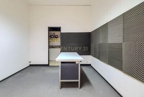 Located on the -1 floor of one of the most iconic shopping centers in the Cedofeita area, this store offers an ideal setting for a studio, gallery, office, or independent artistic project. It is situated on one of Porto's most vibrant streets, in an ...