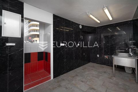 A 12 m² commercial space is available for rent in an extremely high-traffic location in the very center of Rijeka, just steps away from all essential city amenities.Located on the ground floor of a mixed-use residential and commercial building, the s...