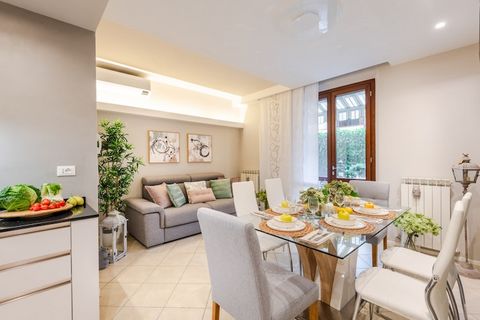 Situé à quelques minutes des remparts historiques de Lucques, cet appartement moderne et bien conçu allie parfaitement confort, commodité et élégance. Situé dans un immeuble contemporain avec parking privé, il est idéal pour les voyageurs souhaitant ...