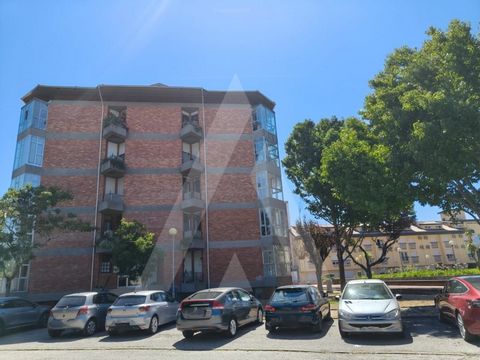 Apartamento T2 com dois arrumos no Bairro do Liceu, Aveiro! Excelente oportunidade de investimento ou habitação própria numa das zonas mais centrais e valorizadas da cidade de Aveiro! Características do imóvel: - Hall de entrada; - Sala ampla com esp...