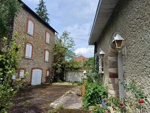 Située à Villefranche-de-Rouergue , cet ensemble de maisons offre un cadre privilégié bénéficiant d'une vue exceptionnelle sur la bastide.