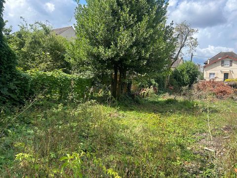 Located in Champigny-sur-Marne (94500), this plot of land offers a privileged living environment in a dynamic Parisian suburb. Renowned for its quality of life, Champigny-sur-Marne enjoys a peaceful atmosphere while being close to essential amenities...