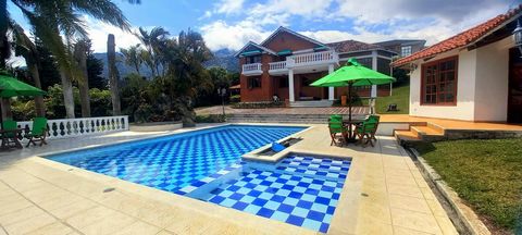 In condominium with an area of 1,806 m2 and 1,600 m2 built, 5 bedrooms, 5 bathrooms, swimming pool, jacuzzi, game room, hangar for water vessels or storage, butler's house with 2 bedrooms and bathroom. Panoramic view of the lake and a few meters from...