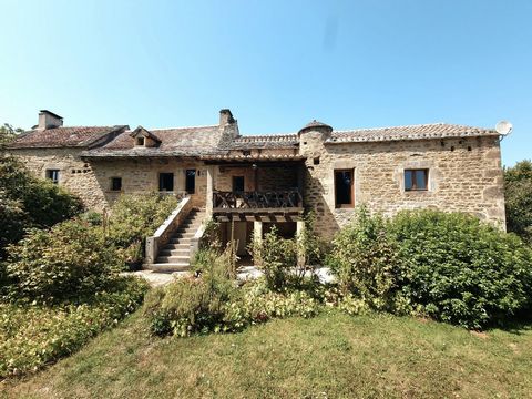 Belle et grande bâtisse dans un hameau.