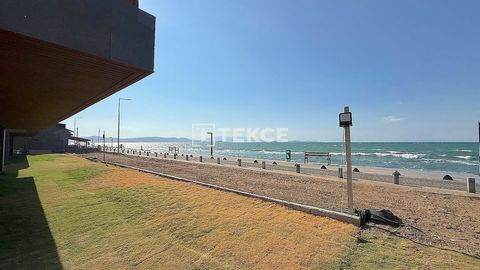 Villa's aan het Strand met Privézwembaden, Tuinen en Terrassen in Urla, İzmir Urla is een van de bekendste regio’s van İzmir, waar het blauw van de zee samenkomt met weelderig groen. De halfvrijstaande villa’s die te koop zijn in Urla vormen een idea...