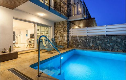 Location: Primorsko-goranska županija, Krk, Krk. Real estate Krk, surroundings of the city of Krk. Modern villa with pool and sea view! For sale is a modern villa with an area of ​​110.23 m2 (121.03 m2 with terraces) with a garden of 20 m2 and a swim...