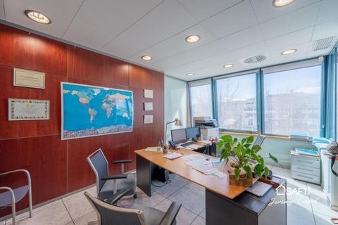Located on the first floor of a modern office building in Empuriabrava, these 235 m² offices offer an ideal working environment. Accessible by lift, they have a private terrace and a parking space. The space is modular thanks to the mobile screens, w...