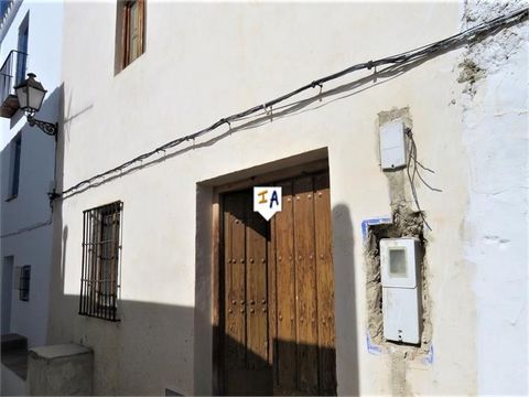 Gelegen in de stad Pegalajar in de provincie Jaen in Andalusië, Spanje. Deze tussenwoning met 3 verdiepingen aan een rustige doodlopende straat voor voetgangers schreeuwt om afbouw. Met first fix sanitair, grondleidingen, nieuwe ramen en deuren is he...