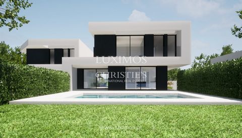 Moderna villa de tres dormitorios con piscina, jardín y garaje , situado en una tranquila zona residencial de Lagoa, Algarve . Esta villa se distribuye en tres plantas y cuenta con una arquitectura moderna . En la planta baja, al entrar en la villa, ...