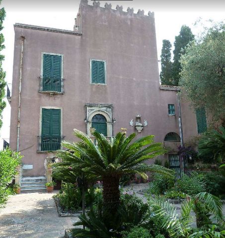 Villa built in the early '900 in the heart of Taormina's historic center, next to the Congress Palace and a short walk from the Greek Theatre and the main street Corso Umberto; the property is located in a quiet and reserved position. The Villa sprea...