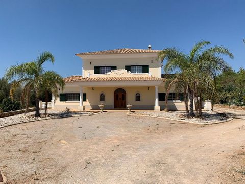 Magnificent 6 bedroom detached villa in the village of Tor. Its location is nice and quiet and is just 1km from the Golf & Country club Ombria and 9kms of Loule. Excellent plot of land fenced with 2.431m2 and 421m2 of construction area. It has severa...