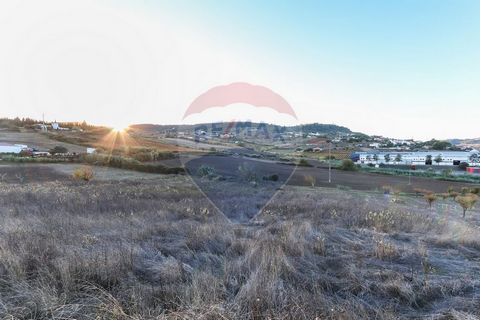 Description Urban land in the Center of Arruda dos Vinhos. This land with 4400m² of urban area, privileged by prime location with all services and commerce two steps away. Possibility of construction of Housing for Own Housing, staying with land for ...
