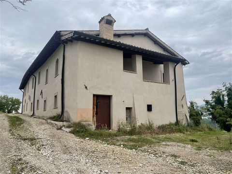 SPOLETO (PG), surroundings: Farm of about 42 hectares in a single body composed of: * irrigable hillside arable land of about 11 hectares with private spring water pond; * irrigated olive grove of about 10.5 hectares with 3,000 trees in production, q...