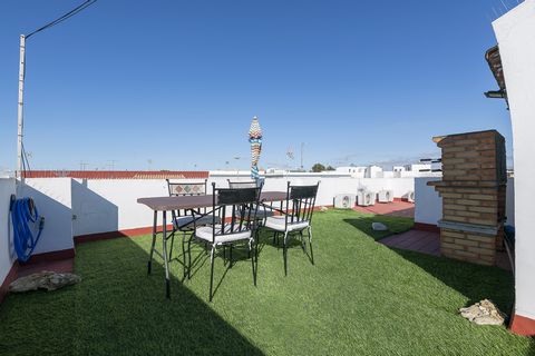 This cozy apartment located in Chipiona welcomes 4+2 guests. Situated on the upper floor of the apartment, the terrace is ideal to enjoy the southern sun and relax while sunbathing. Here you will also find a barbecue and a table that is perfect for e...