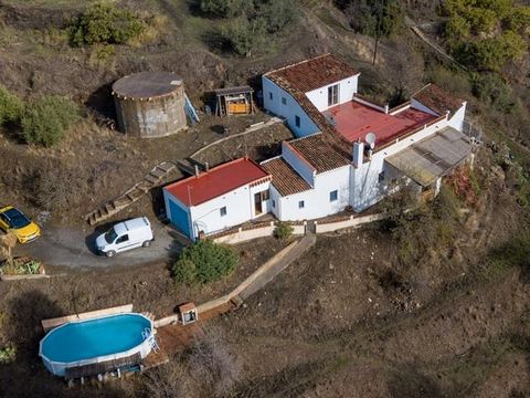 For sale direct from the owner! This 3 bedroom and 3 bathroom country home is all about living in peace and quiet with few neighbours, no light pollution and privacy – yet with good access to civilization… just 10 mins’ drive to Torrecuevas and on to...