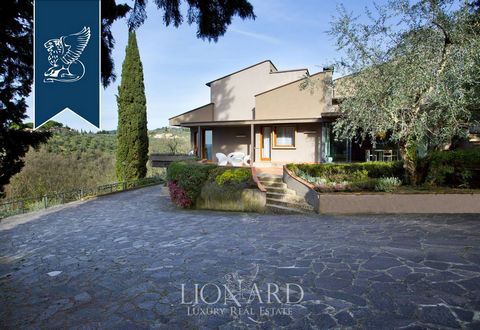 Short distance from Florence this luxury villa for sale with panoramic views of the city. Built in the 70s, the villa has a surface area of ​​550 m2 and has 130 m2 of outbuildings including an annex to the service staff, a gym, a laundry room, and a ...