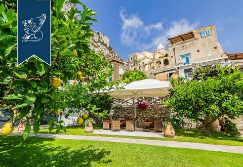 À Nerano, dans la province de Naples, dans une situation extraordinaire en bord de mer, cette magnifique ferme de luxe à vendre date du XVIIIème siècle, elle rappelle, à l’intérieur, les couleurs d'Amalfi, elle possède une superficie totale de 5...