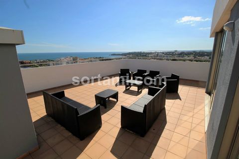 Un fabuleux penthouse de quatre chambres avec une vue imprenable sur la mer et la ville dans une copropriété de luxe à Portimão. Situé au onzième étage, cet appartement moderne et élégant impressionne par son vaste espace avec terrasses incluses. Il ...