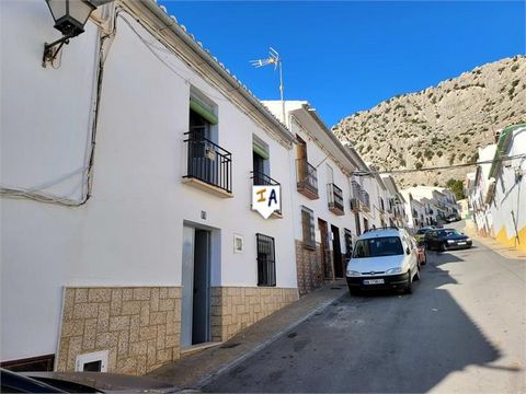 Esta hermosa propiedad está ubicada en el centro de la ciudad de Valle de Abdajalis, en la provincia de Málaga, Andalucía, España, cerca de los servicios locales y rodeada de un paisaje espectacular. La propiedad se abre a un vestíbulo de entrada típ...