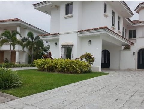 Dans l’un des secteurs résidentiels les plus exclusifs de Panama City: Santa María Golf & Country Club Avec parcours de golf de 18 trous. Maison attenante avec golf cambo. Résidence unifamiliale Expasiosa avec 4 chambres chacune avec sa propre salle ...