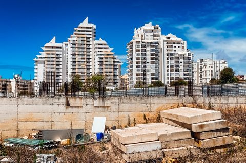 Identificação do imóvel: ZMPT555116 Are you a real estate investor or a builder? We have the right opportunity for you! Land for construction of buildings of 5 or 6 floors, plus a lot dedicated to services, commerce, gardens, and a swimming pool. In ...